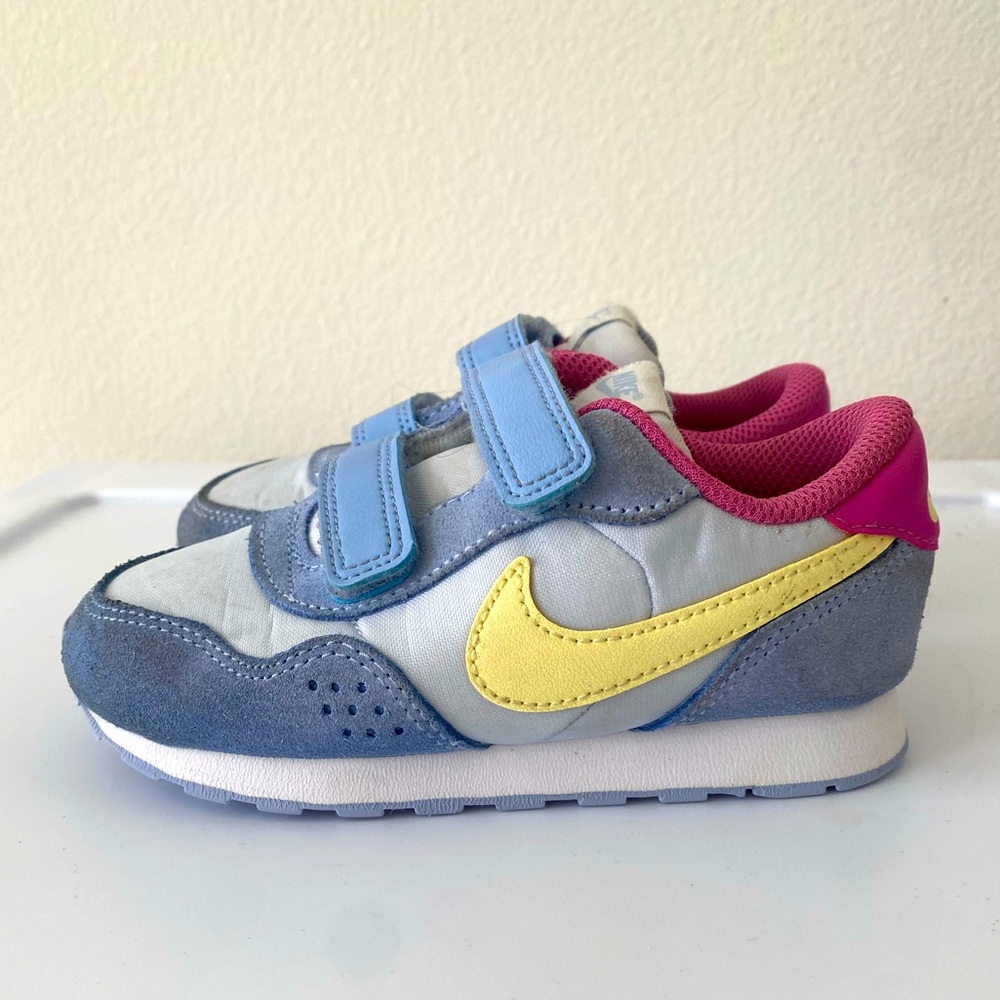 Nike sneakers size 9 🩵 Some wear on toe box but overall great condition!